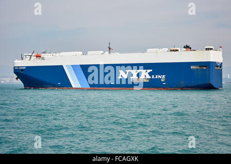 Ein RoRo-Schiff mit Fahrzeugen fährt in die Lamma Osten Kanal in Richtung der Tsing Yi Containerterminal in Hong Kong. Stockfoto