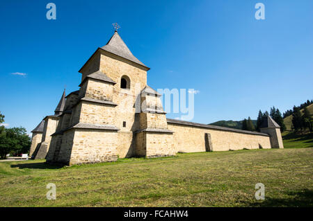 Umgeben von hohen Mauern des Klosters Sucevita und andere Verteidigungsanlagen (vier Türme, einer in jeder Ecke). Stockfoto