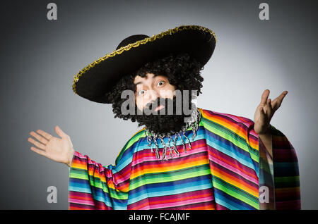 Person trägt Sombrero-Hut in lustige Konzept Stockfoto