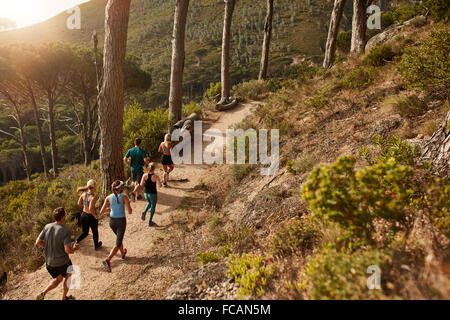 Gruppe von Jugendlichen Trail-running-auf einem Bergpfad. Läufer trainieren in der schönen Natur. Stockfoto