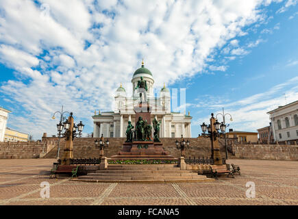 Dom von Helsinki und die Statue von Zar Alexander II., Helsinki Finnland Stockfoto