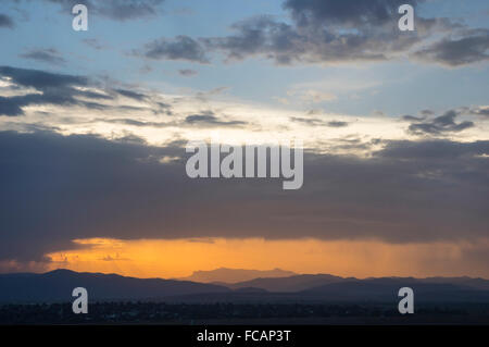 Sonnenuntergang Wolken über dem blauen Himmel Stockfoto