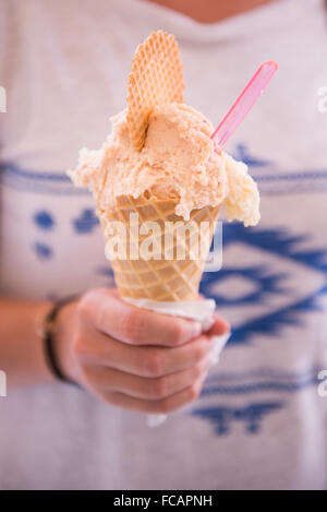 Eine Frau hält ein Waffel Eis bei Le Glacier du Roi, eine Eisdiele befindet sich im Stadtteil Panier von Marseille. Stockfoto