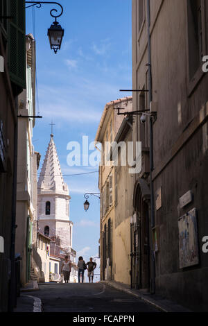 Drei Passanten in der Panier Nachbarschaft von Marseille, Frankreich. Stockfoto