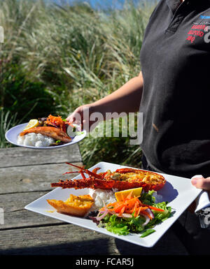 Krebse Essen serviert, ein Straße Beistelltisch von Kaikoura Meeresfrüchte BBQ Kiosk, Kaikoura. Neuseeland Südinsel Stockfoto