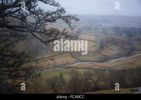 Blick von Malham Cove auf einer nebligen Wintermorgen in Yorkshire Dales Stockfoto