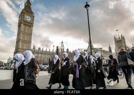 London, UK. 21. Januar 2016. Datei-Images: Premierminister David Cameron Rücken Verbot von muslimischen Gesicht Schleier als Tories Plan Durchgreifen auf Geschlechtertrennung. Eine Gruppe von muslimischen Schülerinnen überqueren Sie die Straße in der Nähe der Londoner Parlamentsgebäude und Big Ben in Westminster 2015 Credit: Guy Corbishley/Alamy Live News Stockfoto