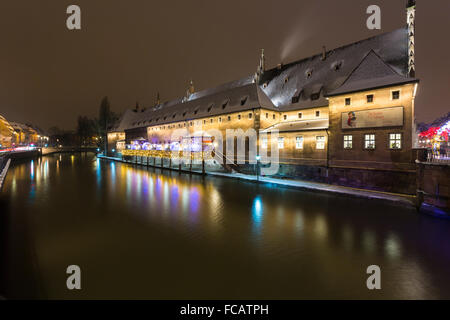 Mittelalterliche Old Custom House erleuchtet / Ancienne Douane nachts spiegelt sich in den Gewässern der Ill, Elsass-Frankreich Stockfoto