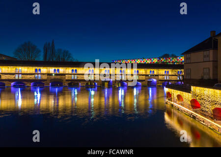 erhellten Barrage Vauban in der Dämmerung spiegelt sich in den Gewässern des Flusses krank, Petite France Quartier, Elsass-Frankreich Stockfoto