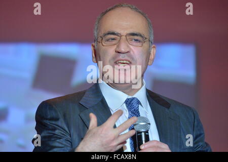 Prag, Tschechische Republik. 21. Januar 2016. Avast hat Software-Unternehmen eröffnet neues Büro in Prag, Tschechische Republik, 21. Januar 2016 und präsentiert die neuesten Technologien. Das Unternehmen entwickelt die weltweit beliebteste kostenlose Computer Sicherheits-Anwendung avast!. Russischer Schach-Großmeister Garry Kasparov behandelnden Eröffnungsabend abgebildet. © Michal Dolezal/CTK Foto/Alamy Live-Nachrichten Stockfoto