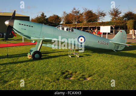 Die Nachbildung des Prototyps Spitfire K5054 im Tangmere Aviation Museum bei der Goodwood Revival 2015. Supermarine Spitfire I Stockfoto