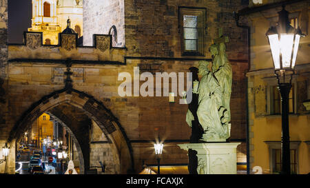 Prag, Tschechische Republik - 8. Oktober 2014: Nacht-Ansicht des Erlösers und Heiligen Cosmas und Damian Statue auf der Karlsbrücke in Prag Stockfoto