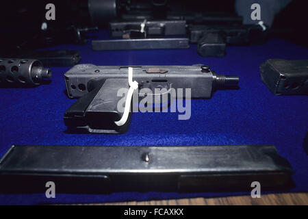 Washington, DC. USA, off 1996 Angriffswaffen auf dem Display nach beschlagnahmt werden die Straßen in DC. Im Vordergrund ist ein 'MAC 10' Hand-held-Maschinengewehr, der eine 9 mm-Kaliber abfeuert.  Bildnachweis: Mark Reinstein Stockfoto