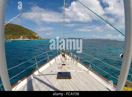 Ein Segelboot in der Karibik verankert. Red Hook, St. Thomas, Amerikanische Jungferninseln. Müller-Bucht. Stockfoto