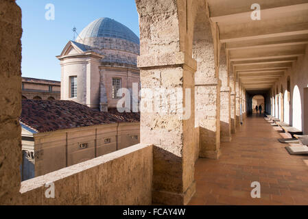 Anzeigen einer gewölbten Korridor bei La Vieille Charite in der Panier Nachbarschaft von Marseille, Frankreich. Stockfoto