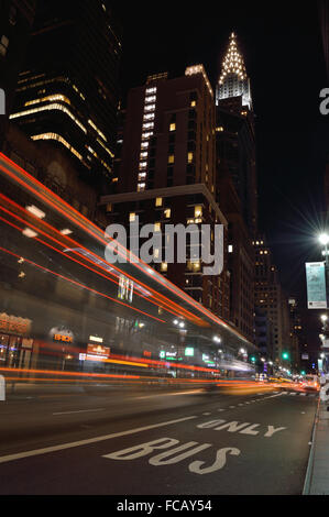 Straßen von Manhattan in der Nacht. Stockfoto