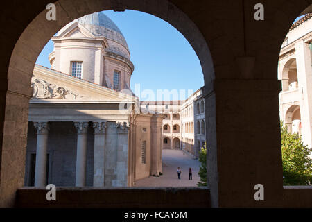 Blick durch einen Torbogen am La Vieille Charite in der Panier Nachbarschaft von Marseille, Frankreich. Stockfoto