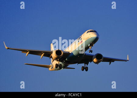 Flybe Embraer 190/195 195LR G-FBEI landet auf dem Flughafen Birmingham, UK Stockfoto