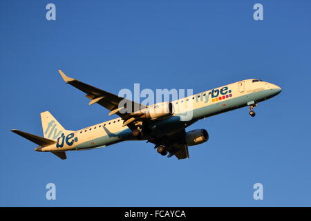 Flybe Embraer 190/195 195LR G-FBEI landet auf dem Flughafen Birmingham, UK Stockfoto