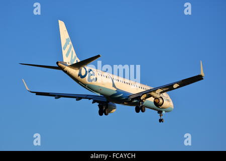 Flybe Embraer 190/195 195LR G-FBEI landet auf dem Flughafen Birmingham, UK Stockfoto