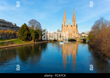 Sightseeing Tourenboot auf dem Fluss Ill und evangelische Kirche St. Paul, Straßburg, Elsass, Frankreich Stockfoto