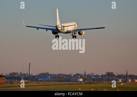Flybe Embraer 190/195 195LR G-FBEI landet auf dem Flughafen Birmingham, UK Stockfoto