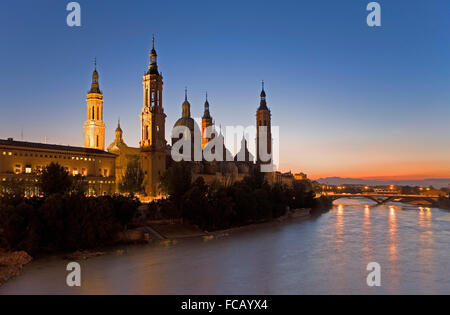 Zaragoza, Aragón, Spanien: Basilika Nuestra Señora del Pilar und Ebro Fluss Stockfoto