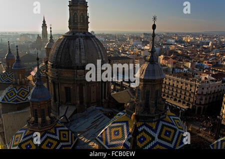 Zaragoza, Aragón, Spanien: Basilika Nuestra Señora del Pilar mit dem Glockenturm von "La Seo" Stockfoto