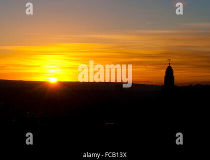 Sun setzt auf Shandon Glockenturm, Cork, Irland, mit Kopie Raum, ideal Buch Cover. Stockfoto