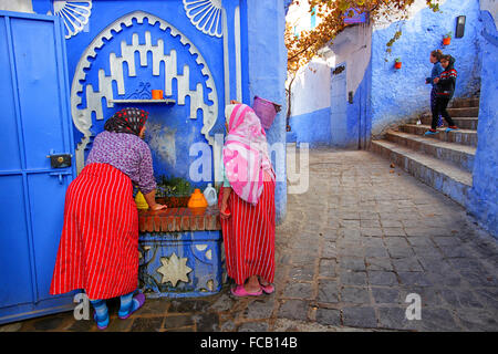 Die blauen Wände von Chefchaouen, Marokko, die in den Ausläufern des Rif-Gebirges liegt. Stockfoto