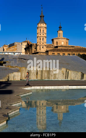 Zaragoza, Aragón, Spanien: San Juan de Los Panetes, von der Quelle De La Hispanidad in Pilar Platz aus gesehen Stockfoto