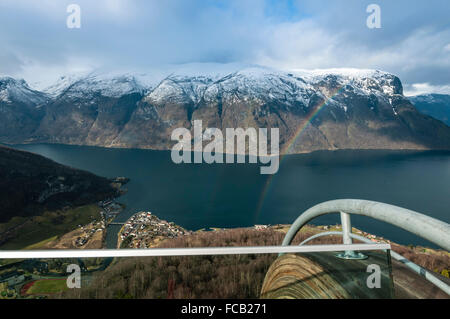 Blick über Dorf Aurland und Aurlandsfjord, Zweig des Sognefjords, gesehen vom Aussichtspunkt Plattform Stegastein Road, Laerdal, Stockfoto