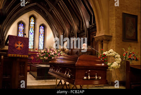 Sarg und Blumen bei einer Beerdigung in einer Christian Chapel Stockfoto