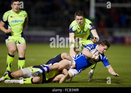 AJ-Bell-Stadion, Verkauf, UK. 21. Januar 2016. European Challenge Cup. Sale Sharks im Vergleich zu Newport Gwent Drachen. Newport Gwent Drachen Verteidiger Hallam Amos in Angriff genommen wird. Bildnachweis: Aktion Plus Sport/Alamy Live-Nachrichten Stockfoto