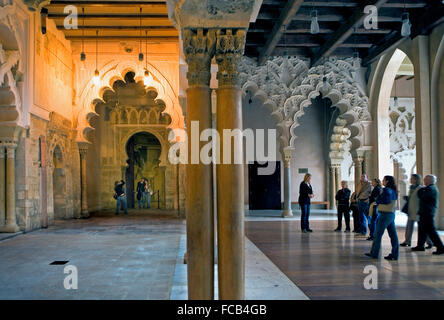 Zaragoza, Aragón, Spanien: Innenhof des Santa Isabel. Bögen in Pórtico Norte. Aljafería-Palast. Stockfoto