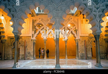 Zaragoza, Aragón, Spanien: Innenhof des Santa Isabel. Bögen in Pórtico Norte. Aljafería-Palast. Stockfoto