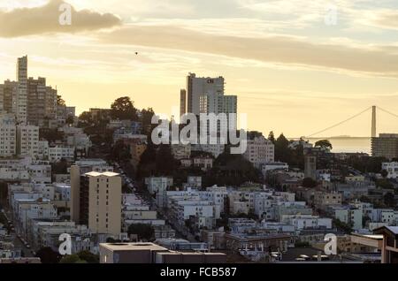 Eine Seitenansicht der berühmten Golden Gate Bridge in San Francisco und Lombard Street, in Kalifornien, USA bei Sonnenuntergang. Ein Blick auf Stockfoto