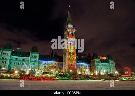 Weihnachts-Licht-Show im kanadischen Parlament Gebäude mittleren Block im Parlament Hill Ottawa Kanada im Winter nachts Stockfoto