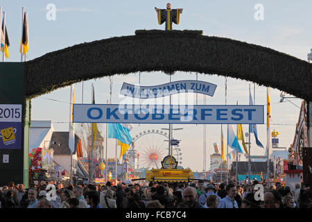 Eingang mit willkommensschild am Oktoberfest in München, Deutschland Stockfoto