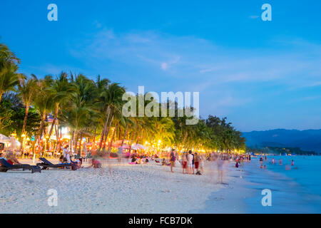 Überfüllten Strand bei Nacht, White Beach, Insel Boracay, Philippinen Stockfoto