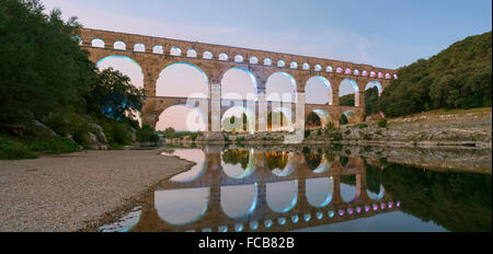 Römische Aquädukt Pont du Gard über Fluss Gard in der Abenddämmerung Stockfoto