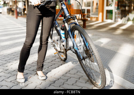 Beine der Frau Reiten Fahrradstadt inn Stockfoto