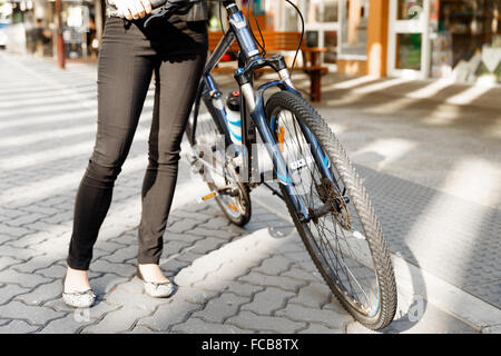 Beine der Frau Reiten Fahrradstadt inn Stockfoto