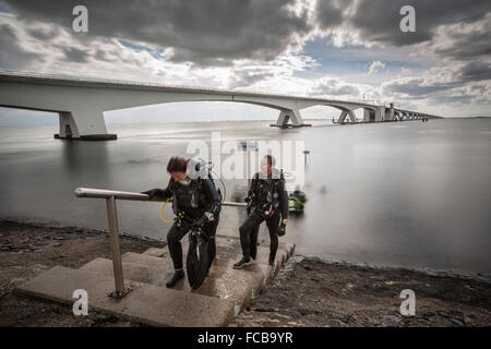 Niederlande, Zierikzee, Zeeland-Brücke. Oosterschelde-Mündung. Schouwen-Duiveland und Noord-Beveland. Langzeitbelichtung. Taucher Stockfoto