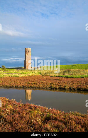 Niederlande, in der Nähe von Serooskerke, The Plompetoren Burghsluis Glockenturm im Dorf Koudekerke, Oosterschelde im 16. Jahrhundert Stockfoto