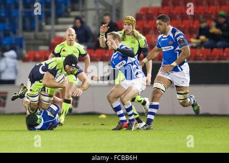 AJ-Bell-Stadion, Verkauf, UK. 21. Januar 2016. European Challenge Cup. Sale Sharks im Vergleich zu Newport Gwent Drachen. Sale Sharks Nummer 8, die Josh Beaumont in Angriff genommen wird. Bildnachweis: Aktion Plus Sport/Alamy Live-Nachrichten Stockfoto