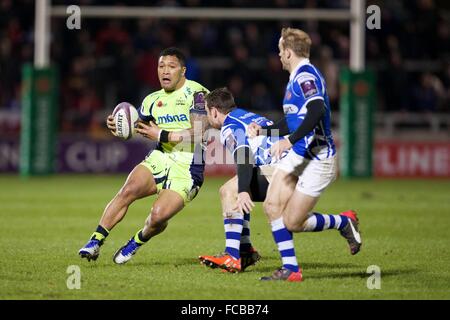 AJ-Bell-Stadion, Verkauf, UK. 21. Januar 2016. European Challenge Cup. Sale Sharks im Vergleich zu Newport Gwent Drachen. Sale Sharks Zentrum Johnny Leota mit dem Ball. Bildnachweis: Aktion Plus Sport/Alamy Live-Nachrichten Stockfoto