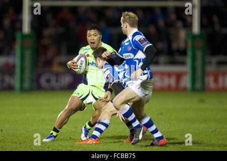 AJ-Bell-Stadion, Verkauf, UK. 21. Januar 2016. European Challenge Cup. Sale Sharks im Vergleich zu Newport Gwent Drachen. Sale Sharks Zentrum Johnny Leota läuft mit dem Ball. Bildnachweis: Aktion Plus Sport/Alamy Live-Nachrichten Stockfoto