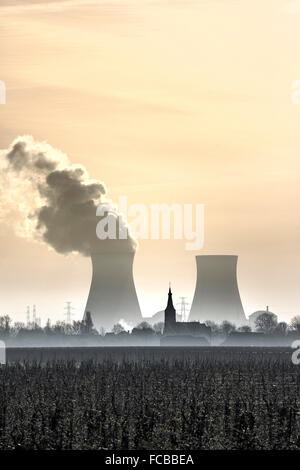 Niederlande, Nieuw Namen Westerschelde Fluss. Hintergrund-Kernkraftwerk DOEL im Hafen von Antwerpen (Belgien) Stockfoto