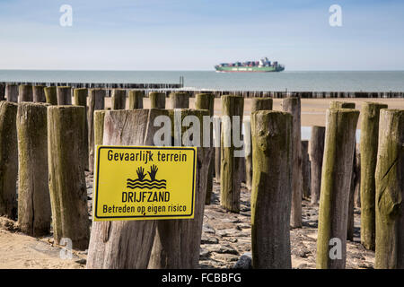 Niederlande, Breskens, Holzpfähle als Wellenbrecher zum Schutz gegen Wellen der Nordsee. Gefahr, Treibsand Stockfoto